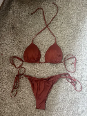  bikini calzedonia  - Säljer min bikini från calzedonia i rosa röd brun färg som är helt slutsåld i denna färgen 