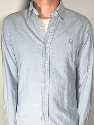 Ralph Lauren skjorta - Säljer en riktigt snygg och trendig Ralph Lauren skjorta i fint skick, storlek S, vid frågor är det bara att skriva //Gramenti