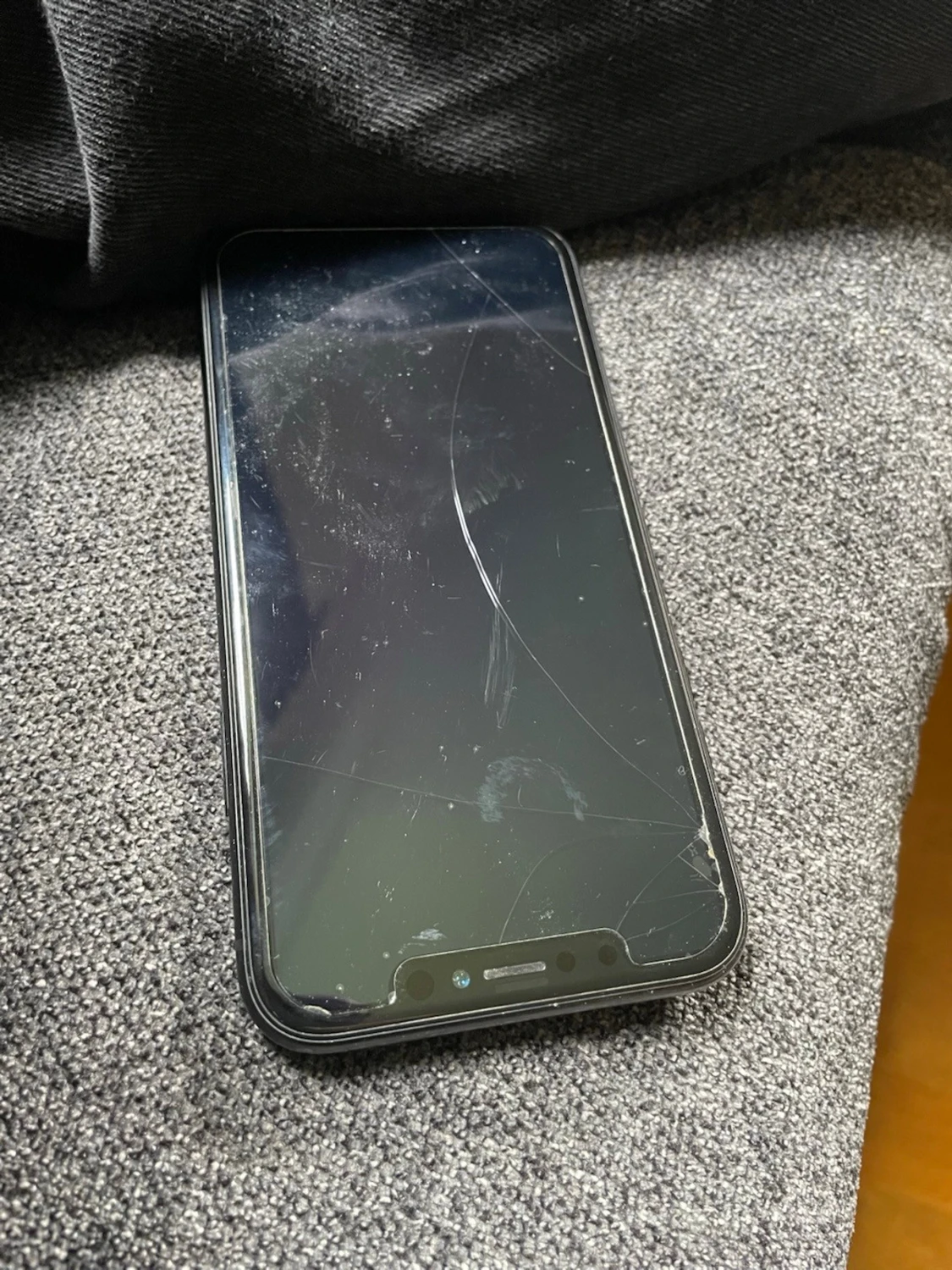 Svart iPhone XR med svart skal - 2