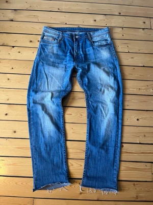 Vintage diesel jeans  - Galet snygga vintage Diesel jeans i ljus blå färg, jeansen har en helt otrolig wash med minimalistiska och snygga slitningar runt knäna. Storlek 32. Mycket bra skick. Skriv vid eventuella funderingar😁  Fraktar inom 1-2 dagar  #diesel #dieseljeans #dieselvintage #jeans32 #archive #archivefashion #vintagemade #incrediblewash #wash #grisch #y2k #fashion #2000s