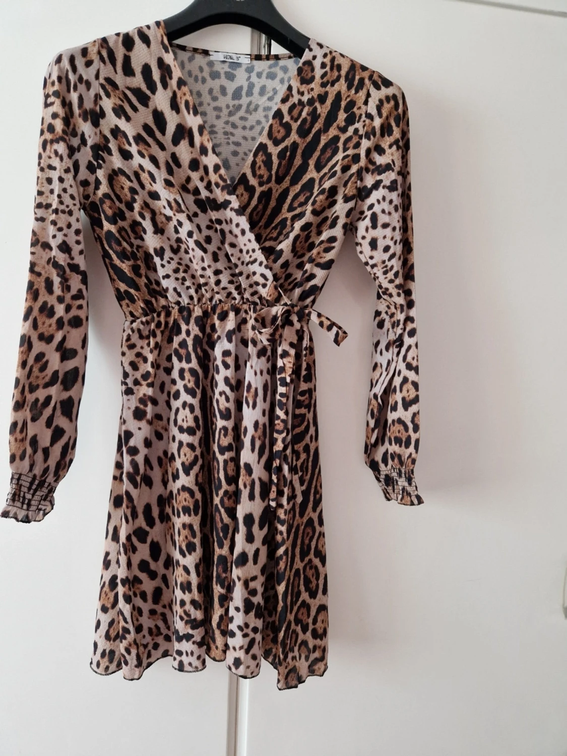 Leopardmönstrad omlottklänning