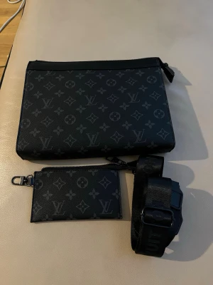 Handbag - Säljer en riktigt snygg handbag. Handbagen e använd fåtal gånger så d finns inget tecken på användning elle slitage. Säljer då jag längre inte är i behov av den. Pris kan diskuteras 💯