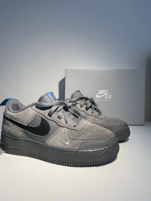 Gråa Nike air force 1 - Säljer dessa af1 för de har suttit och legat (Pris kan diskuteras vid snabba affärer)