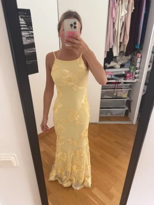 Gul långklänning med blomdetaljer💛 - Perfekt till skolavslutningen, balen, midsommar eller bara till sommarn 💞 Jättefin klänning från Gina i storlek S men passar även xs, ganska lång (för o jämföra är jag 165) 💞Perfekt för dig som inte hittat en skolavslutnings/klänning till balen än, skickar snabbt (max dagen efter)💞