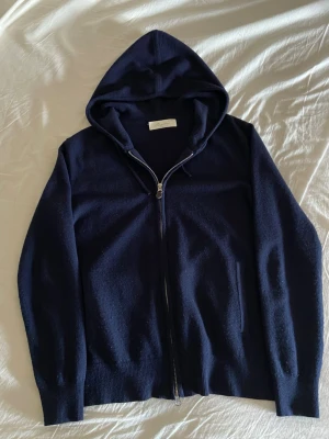Mörkblå cashmere hoodie från Sayless - Säljer en mörkblå cashmere zip hoodie från sayless som bara är använd ett par gånger. Skriv om du har några frågar eller funderingar! Pris kan diskuteras.