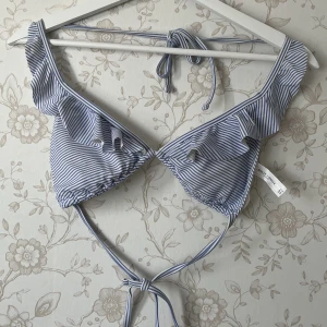 Bikini överdel  - Köptes förra sommaren. Säljer då den är för liten i kupan på mig🌸