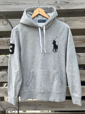 HELT NY! Ralph Lauren Grå Big Pony Hoodie  - Helt sjuk Big Pony Hoodie från Ralph Lauren🔥 Otroligt fynd, helt ny. Storlek S. Jättemiuk och skön. Aldrig använd, aldrig tvättad. Produceras inte sedan 7 år tillbaka! Hör gärna av er vid funderingar🙌🏻 