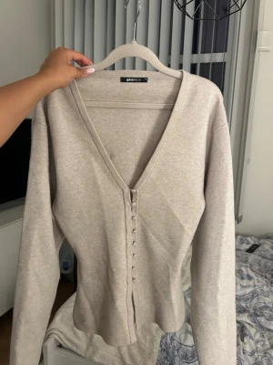 Beige kofta med knappar från Gina Tricot - Iprincip aldrig använd, nyskick storlek xs