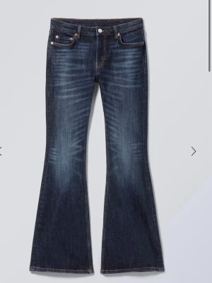 Mörkblå bootcut jeans från Weekday - Snygga mörkblå bootcut jeans. Jeansen har en skön stretchig denimkvalitet och läderpatch med logga bak i midjan.  34 längd, passar den som är 175-178. 30 i midjan.  Knappt använda pga för smååå