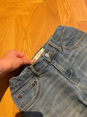 Levis 511 Slim - Säljer dessa blåa Levis 511 Slim jeansen i mycket bra skick. Inga defekter. Vid frågor eller funderingar så tveka inte att höra av dig!😊