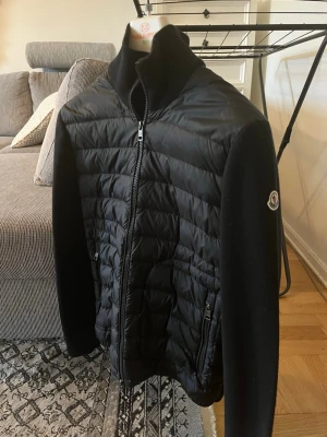 Moncler jacka herr - Moncler jacka herr. Storlek S. Använd men väldigt fint skick förutom en defekt, se bild (lapp på insidan som gått av). Nypris 7500kr och mitt pris - 3500kr. Finns i Mölndal och går bra att hämta. Kan också skickas men då står köparen för frakt. 