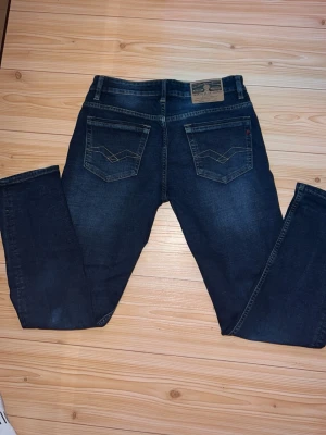 Mörk blå replay jeans - W30 L32 Jeansen är i en schysst mörkblå färg och är slim fit. vid frågor eller funderingar är de bara att fråga.