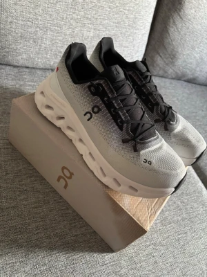 On cloud - Snygga vita och svarta sneakers från On cloud. Skorna är helt ny och aldrig använda. Storlek 43. Ny pris ligger på cirka 2100kr 