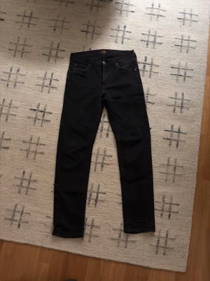 Straight leg jeans från lee - Svarta brallor från lee. Skickt 8/10