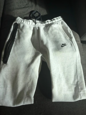 Grå/vita tracksuitbyxor från Nike - Vit/gråa Nike tracksuit byxor i mycket bra skick.