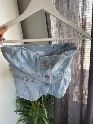 Denim topp/jeans topp - Söt ljusblå jeans topp med silvriga knappar, storlek xxs. Använd en gång 🤍
