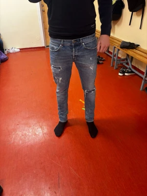 Dondup jeans med slitningar - Snygga dondup jeans med slitningar, bra skick, storlek 36, passar dig som är mellan 180-190, 