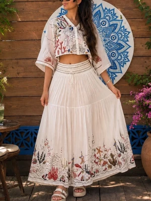 Vit maxi skirt med broderade detaljer - Säljer den här sjukt fina kjolen som jag verkligen älskar men tyvärr inte kommer till användning 🥹 Endast använd EN gång så den är i princip ny!! Storlek M men passar mig som vanligtvis bär S, midjan är superhärligt stretchig så den passar även större storlekar utan problem. Längden funkar för 160 och uppåt beroende på hur man vill att den ska sitta! Vackra broderade detaljer med pärlor som verkligen lyfter hela looken. Perfekt inför sommaren!! Hör av er vid frågor❤️🌸