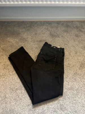 Svarta skinny jeans från dondup - Snygga svarta skinny jeans från Dondup med klassisk femficksdesign och normal midja. Jeansen har en smal passform och är tillverkade i stretchigt denimtyg för extra komfort. Perfekta för en trendig och avslappnad stil.