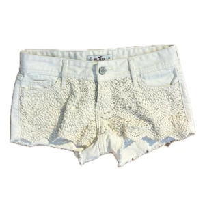 Vita spetsdetaljerade shorts Hollister - Super snygga vita/beige lågmidja shorts från Hollister med spetsdetaljer framtill och råa kanter. Jätte bra skick. Perfekta för sommaren. W24, 36cm tvärs över 💕skriv om du undrar nått, kolla min profil för annat fint!! 