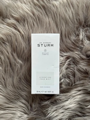 Dr. Barbara Sturm Hydrating Face Mist - Dr. Barbara Sturm Hydrating Face Mist ✨ Den ultimata fuktboosten för huden! Denna lätta ansiktsdimma ger omedelbar, djup återfuktning, lugnar irritation och ger en fräsch, strålande glow på sekunder. Perfekt för torr, trött eller känslig hud – både morgon, kväll och som uppfräschning under dagen. Med hyaluronsyra, aloe vera, panthenol och antioxidanter från Dr. Barbara Sturms lyxserie. Doftfri, snabbabsorberande och passar alla hudtyper. Orginal pris 1300kr ( PRIS KAN DISKUTERAS )