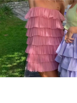 Skitsnygg rosa volangklänning i tyll från Zara - Sååå fin rosa tyllklänning från Zara. Strl M men är insydd så den passar mig som har S. Älskar men används inte längre!! Liten tråd som gått upp som man ser på bild 5 men det är absolut inget som syns när man har på sig klänninhen. Annars så är den i superfint skick