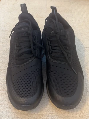 Nike Air Max 270 - Tjena👋säljer mina helt nya Nike Air Max 270 och säljer eftersom de var för små. Skorna har storlek 44 och har aldrig används förut. Om du undrar något bara skriv och priset kan diskuteras 
