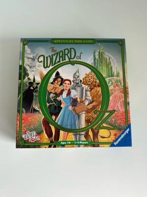 The Wizard of Oz brädspel - Superkul brädspel baserat på klassiska ”The Wizard of Oz”. Spelet är för 1-4 spelare och rekommenderas från 10 år. Speltiden är cirka 15 minuter per kapitel, 6 kapitel totalt. Innehåller 6 karaktärsminiatyrer, spelbok, regelbok, 4 referenskort, 40 storykort, 20 specialkort, 51 plotkort och olika räknare för spelets gång. Mycket gott skick, som ny! Nypris 676:-.