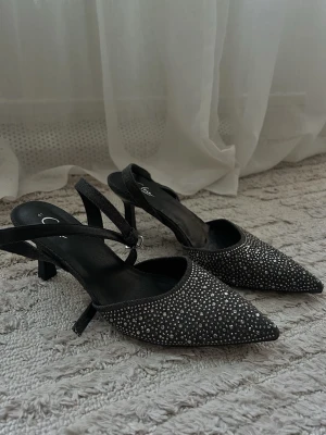 Kitten heels - Kitten heels med jeansmaterial och diamanter. Använda 1 gång. St 41 men passar 39/40 också. Klacken är ungefär 3 cm