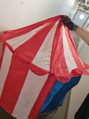 Lekttält i cirkustema röd/vit/blå - Roligt lekttält i tyg med cirkustema, röd- och vitrandigt tak och väggar samt blå detaljer. Perfekt för barnrummet eller lekhörnan. Tältet är lätt att montera och packa ihop. Ger en mysig plats för lek och fantasi.