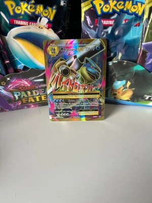 Pokémonkort M Blastoise EX - Säljer ett färgglatt och holografiskt Pokémonkort av typen M Blastoise EX med japansk text. Kortet har en cool design med blå, gul och regnbågsskimrande detaljer. Perfekt för samlare eller dig som vill boosta din lek med en mäktig vatten-Pokémon.tar även emot trades