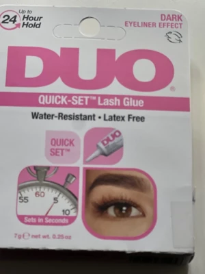 DUO Quick-Set franslim mörk - DUO Quick-Set Lash Glue i mörk nyans är ett vattenresistent och latexfritt lim för lösögonfransar. Limmet ger eyeliner-effekt, torkar snabbt på några sekunder och håller upp till 24 timmar. Förpackningen innehåller 7 g och är smidig att använda. Den är även helt ny och oöppnad 
