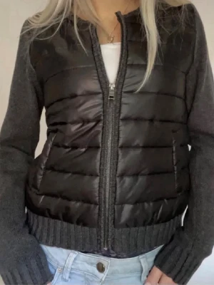 Mörkgrå / svart cardigan  - Super snygg trendig cardigan från top secret. Tror den är storlek L men absolut mindre i storlek så passar S/M🥰 Bra skick
