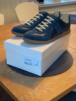 Maison margiela gats  - Färg: Mörkblå Storlek: 43 Skick: Helt nya  Skorna är i princip oanvända och har mest stått. Kvitto finns. Hör gärna av dig om du har frågor 🙂  Nypris: 6 000 kr Pris: 3 000 kr  