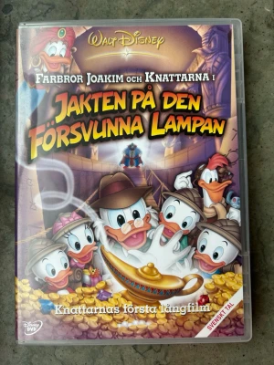 Farbror Joakim och knattarna: jakten på den försvunna lampan dvd - DVD-film med Farbror Joakim och Knattarna i Jakten på den Försvunna Lampan. Speltid 71 minuter. Textad på: svenska/finska/danska/norska/estniska/engelska. Bildformat: 1.66:1. Produktionsår: 1990.  Finns på språk: Svenska, Finska, Danska, Norska, Engelska   OBS!! skivorna är begagnade så det kan förekomma repor/hairlines på skivorna, men då jag kollar igenom alla filmer jag säljer garanterar jag att alla funkar felfritt om inget annat står! :)