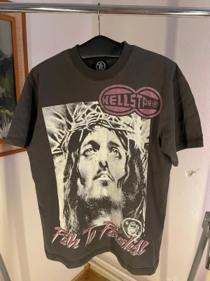 Hellstar T-shirt - Riktigt snygg Hellstar T-shirt i nyskick utan några defekter eller tecken på användning! Storlek M (Boxy Fit)