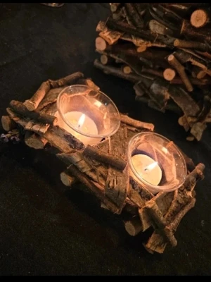 Ljusstakar - Säljer fyra stycken ljusstakar perfekt om man dukar till långbord. Varje ljusstake är i trä med två stycken glaskoppar.  Alla fyra ljusstakarna för 150 kr.  Kan även hämtas I Partille  E3