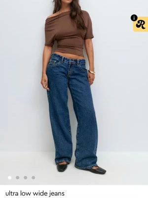 wide jeans  - Säljer ett par ultra low wide jeans ifrån gina. Slutsålda på hemsidan💞 säljer ett par likadana i ljusblå om ni är intresserade💞Ändast använda 1 gång