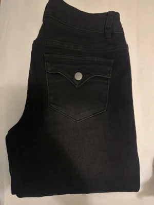 Jeans från madlady - Säljer dessa då de inte kändes som min stil och hann ej skicka tillbaka dem, de är i längden extra tall och har en innerbenslängd på 90cm
