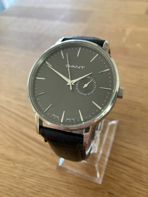 Gant Park Hill 43mm Herrklocka - Säljer en snygg stilren herrklocka från modejätten GANT i gott använt skick enligt bilder. Finns små märken och repor som inte stör. Fungerar bra, originalarmband i äkta läder lite slitet, datumvisare, japanskt urverk, vattentät osv. Behöver bara nytt batteri.  Nypris: 1900 SEK Begagnat pris: 1000 SEK Mitt pris: 389 SEK  Skickas alltid snabbt och spårbart. Skriv vid frågor och se gärna mina andra annonser!   GRATIS: För betalande kunder erbjuder jag personlig experthjälp för dig att göra nya fyn