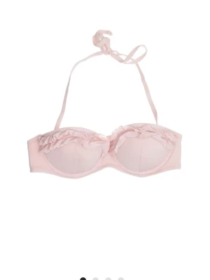 Ljusrosa bikiniöverdel med volang - Supersöt ljusrosa bikiniöverdel med volangdetaljer längs kanten och knyt i nacken. Bikinin har bygel och vadderade kupor för extra stöd samt en smidig metallknäppning bak. 
