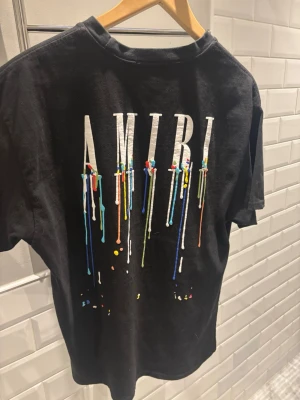  AMIRI t-shirt - Tjena säljer en amiri t shirt med äkta färgdroppae inget TRYCK, köpt i Paris hör av dig vid frågor eller funderingar 