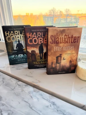 Tre spännande deckare & thrillerböcker - Säljer tre skönlitterära böcker: 'Lämna inga spår' och 'Vänd dig inte om' av Harlan Coben samt 'Efter natten' av Karin Slaughter. Alla är inbundna med färgstarka omslag i mörka och jordnära toner. Perfekt för dig som gillar spänning och mysterier.