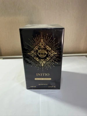 Initio Oud for Greatness EdP 90ml - Initio Oud for Greatness är en lyxig Eau de Parfum i en svart och guldig förpackning med mystiskt ögonmotiv. Flaskan rymmer 90 ml och doften har en exklusiv och orientalisk känsla med inslag av oud. Perfekt för dig som gillar unika och kraftfulla parfymer.
