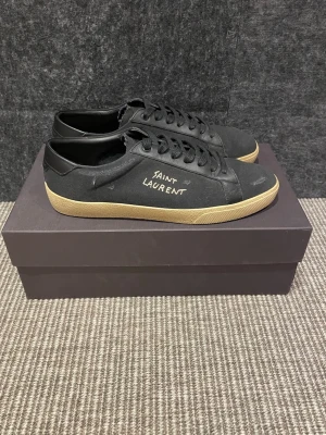 Saint Laurent skor (nya) - Hej, säljer nu dessa svin snygga ysl skor. Skorna är i nyskick skick! Bara skorna medföljer. Hör av dig vid frågor. 