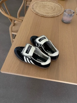 Adidas x Wales Bonner svarta sneakers - Säljer mina adidas Wales Bonner då de är för små för mig, de är i storlek 42 och är i bra skick. Lite små smuts men inga skador på skorna. Har inget kvitto eller box tyvärr så kan inte garantera äktenhet 100%