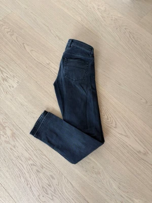 Tramarossa jeans - Säljer ett par riktigt snygga Tramarossa jeans i storlek 30. Färgen är svart. Mycket fint skick!