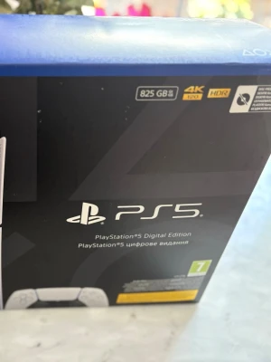 PlayStation 5 Digital Edition 825GB - PlayStation 5 Digital Edition med 825GB lagring. Konsolen är vit och svart med futuristisk design och levereras med en trådlös DualSense-kontroll. Stöd för 4K och HDR. Perfekt för gaming på nästa nivå. Aldrig använd eller testad. 