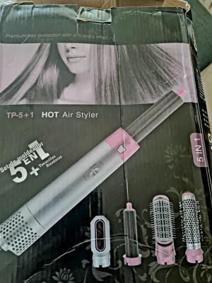 5-i-1 Hot Air Styler hårstyler - Multifunktionell hårstyler 5-i-1 med utbytbara borsthuvuden i silver, rosa och guld. Perfekt för att föna, locka, borsta och styla håret. Innehåller flera tillbehör för olika stylingbehov och har en smidig design med enkel knappkontroll.