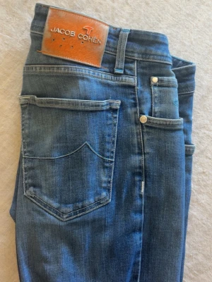 Jacob cohen jeans - Jacob cohens i modell 622, storlek 31. Fint skick. Jag är 187 75kg, och dom sitter lite för tight för min smak.